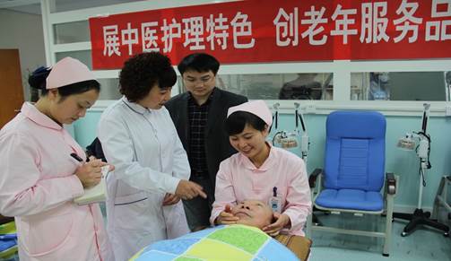 张院长指导研究生特色保健按摩的手法及注意事项
