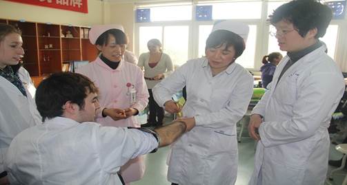 在养老院教美国学生做中医特色技能