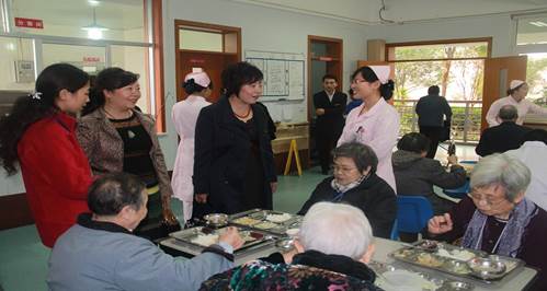 张院长关心老人饮食